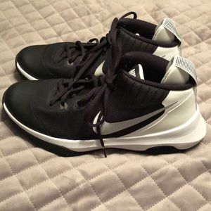 Brand new Nike Versitile Basketball Shoes